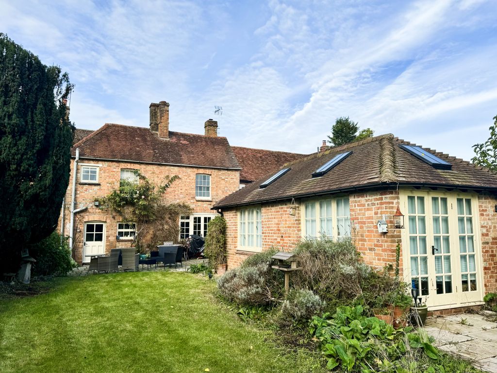 4 bed cottage for sale in High Street, Long Crendon, Nr Aylesbury HP18, £950,000
