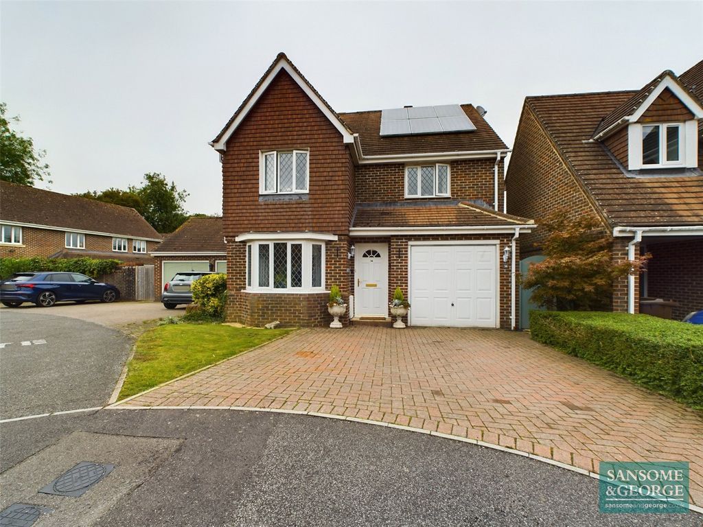 3 bed detached house for sale in Garrett Close, Kingsclere, Newbury, Hampshire RG20, £500,000