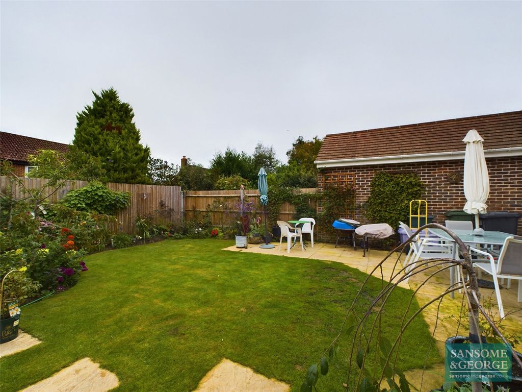 3 bed detached house for sale in Garrett Close, Kingsclere, Newbury, Hampshire RG20, £500,000