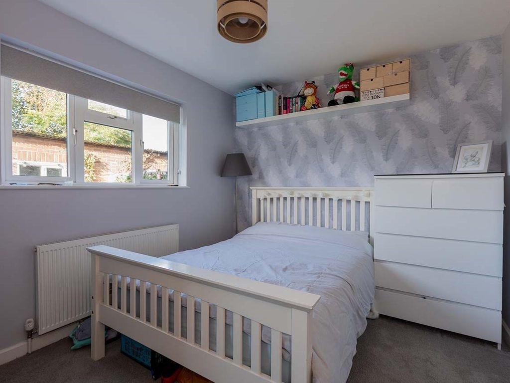 2 bed maisonette for sale in Fairfield Avenue, Datchet SL3, £375,000