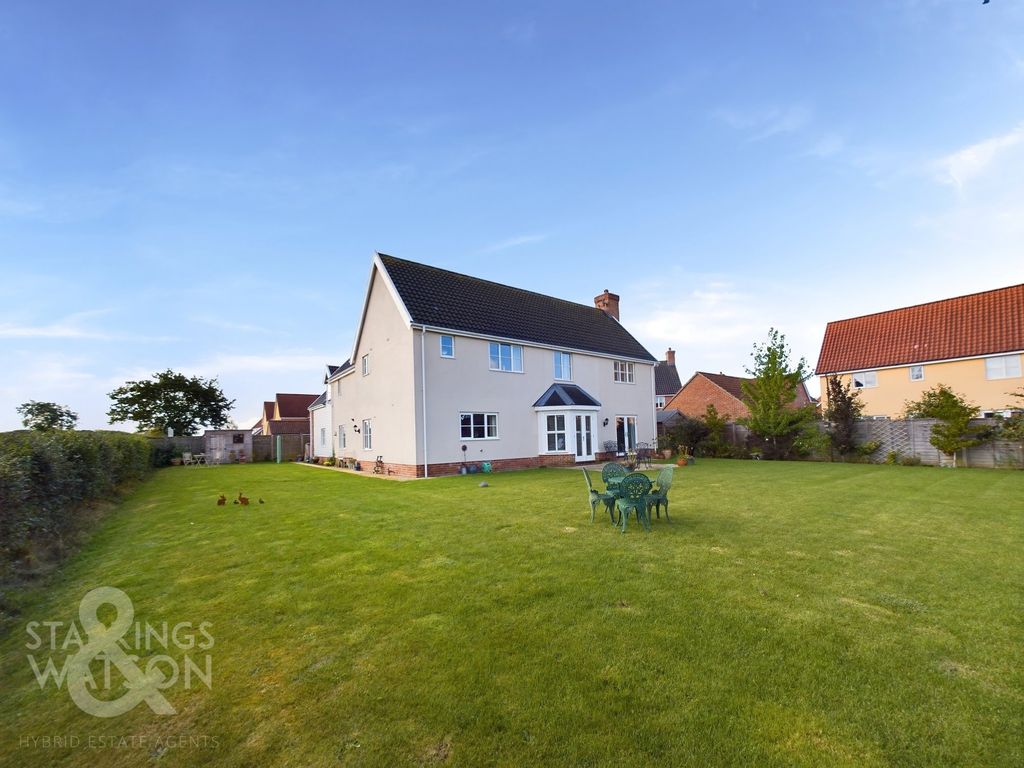 5 bed detached house for sale in Broomefield Road, Stoke Holy Cross, Norwich NR14, £695,000