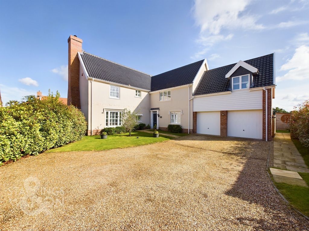 5 bed detached house for sale in Broomefield Road, Stoke Holy Cross, Norwich NR14, £695,000