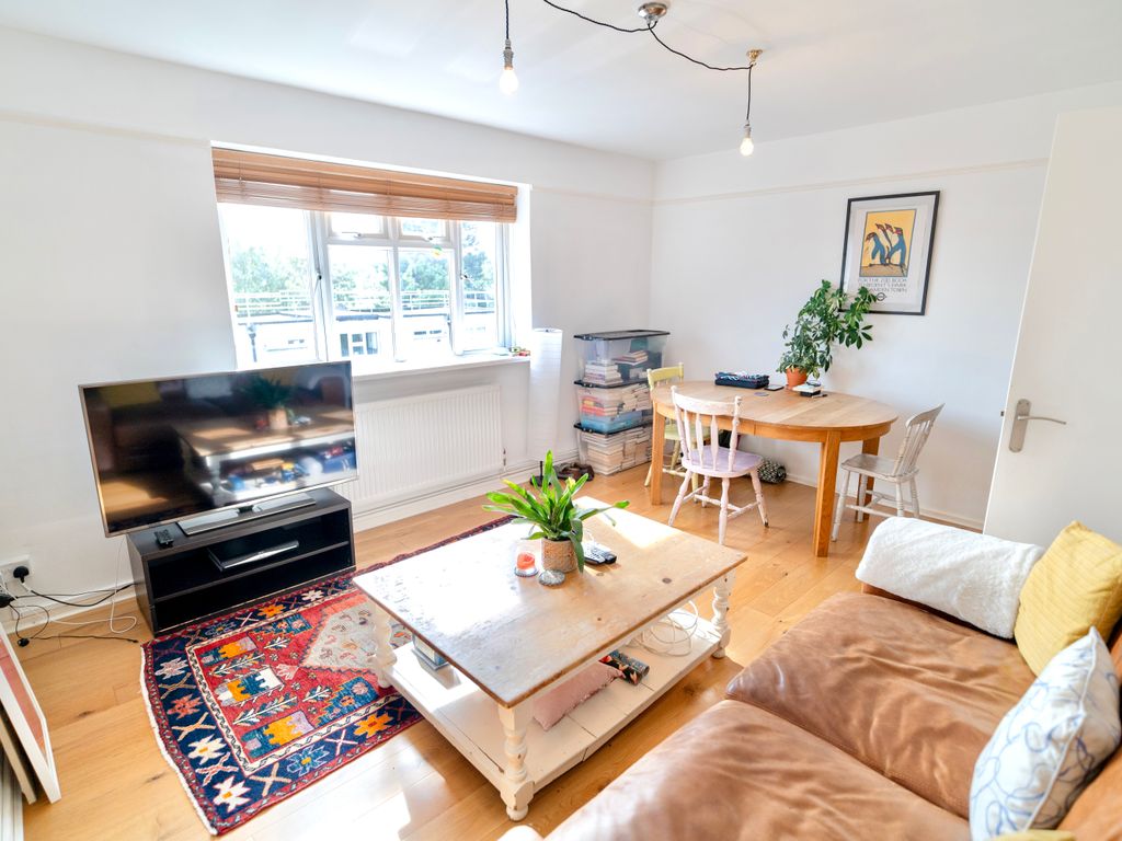 2 bed flat to rent in Brook Road, London N8, £2,000 pcm