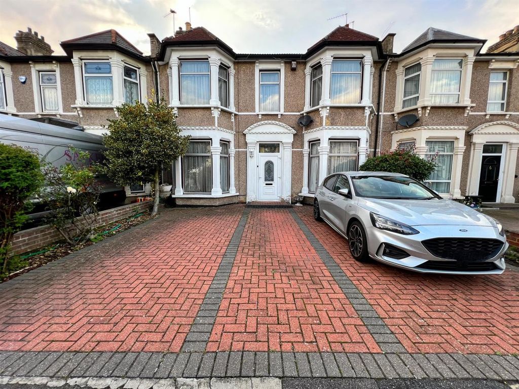4 bed property for sale in Norfolk Road, Seven Kings, Ilford IG3, £800,000