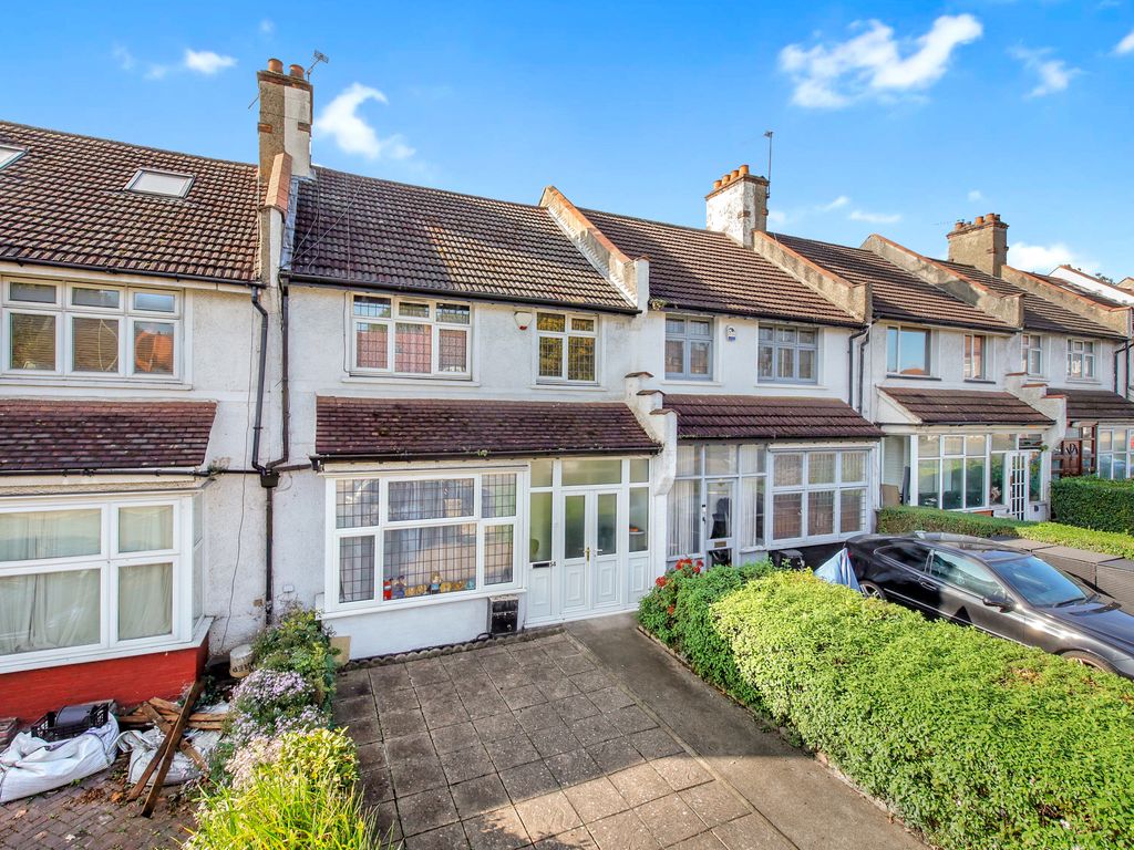 3 bed terraced house for sale in Woodhouse Road, London N12, £675,000