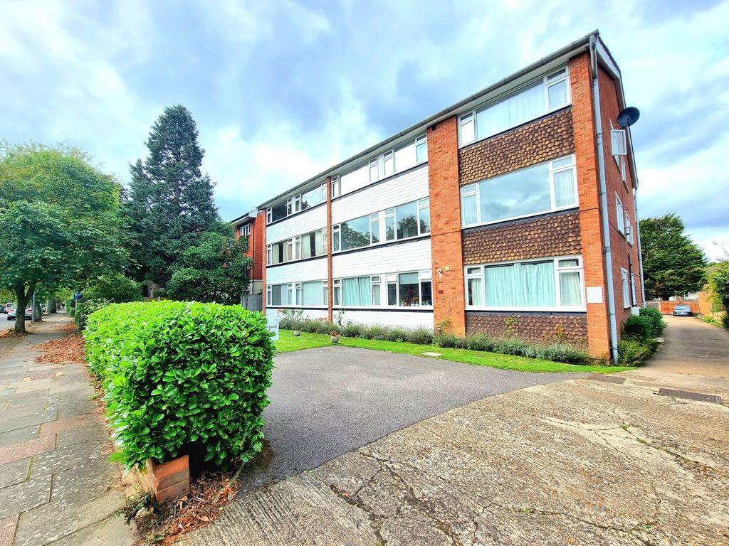 2 bed flat for sale in Lovelace Road, Surbiton KT6, £390,000