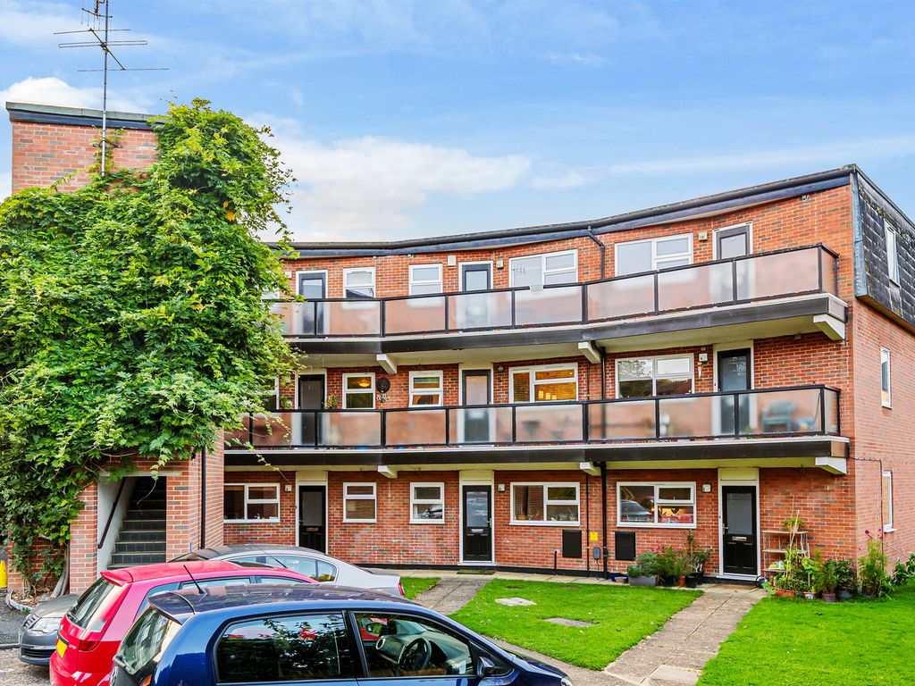 2 bed flat for sale in Priory Court, Berkhamsted HP4, £340,000