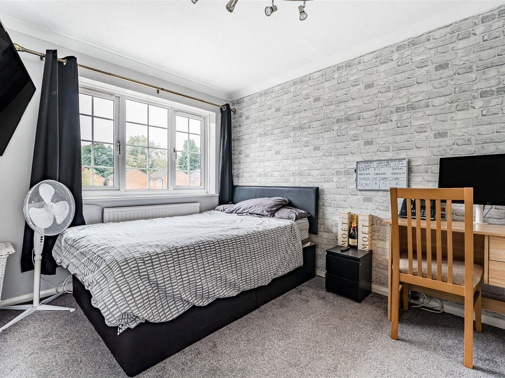 4 bed detached house for sale in Blackstone Close, Farnborough GU14, £520,000