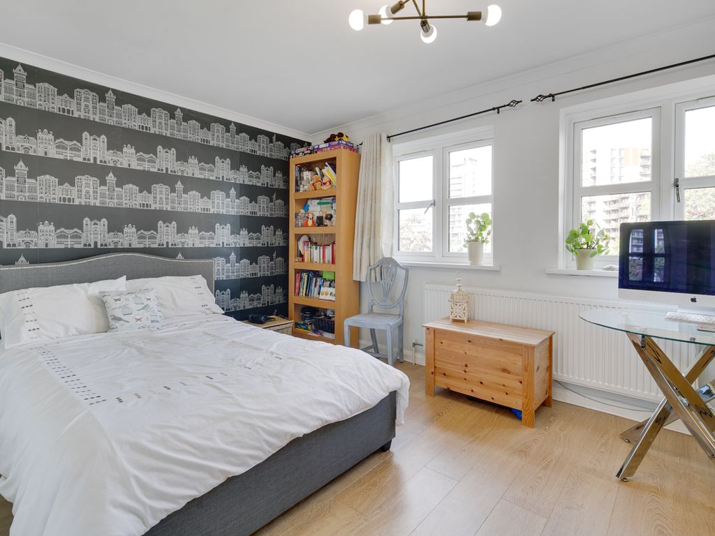 2 bed terraced house for sale in Bartlett Close, London E14, £600,000