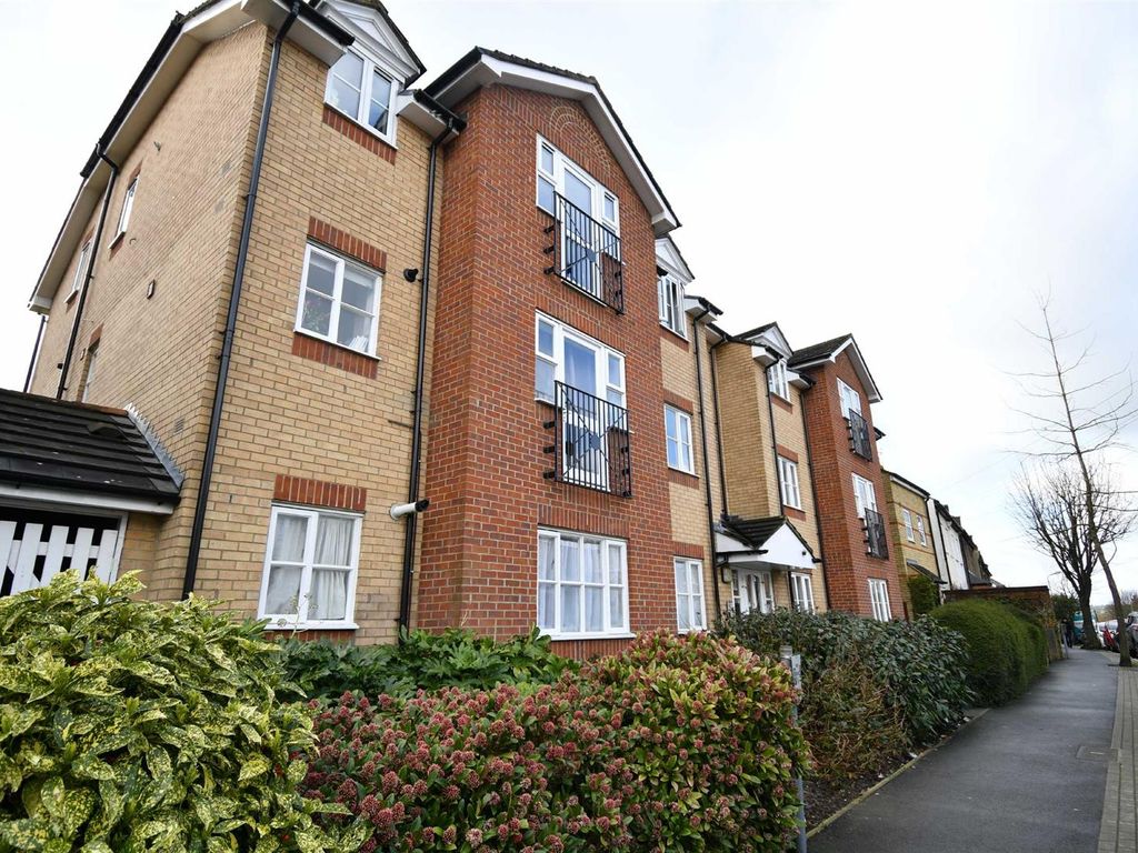 2 bed flat to rent in Vine Lodge, 7-18 Hutton Grove, Finchley N12, £1,600 pcm