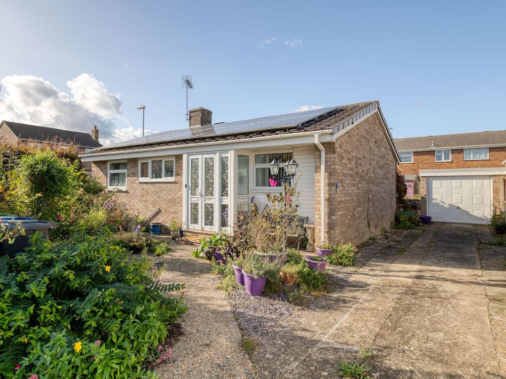 2 bed detached bungalow for sale in Carlton Rise, Melbourn SG8, £400,000