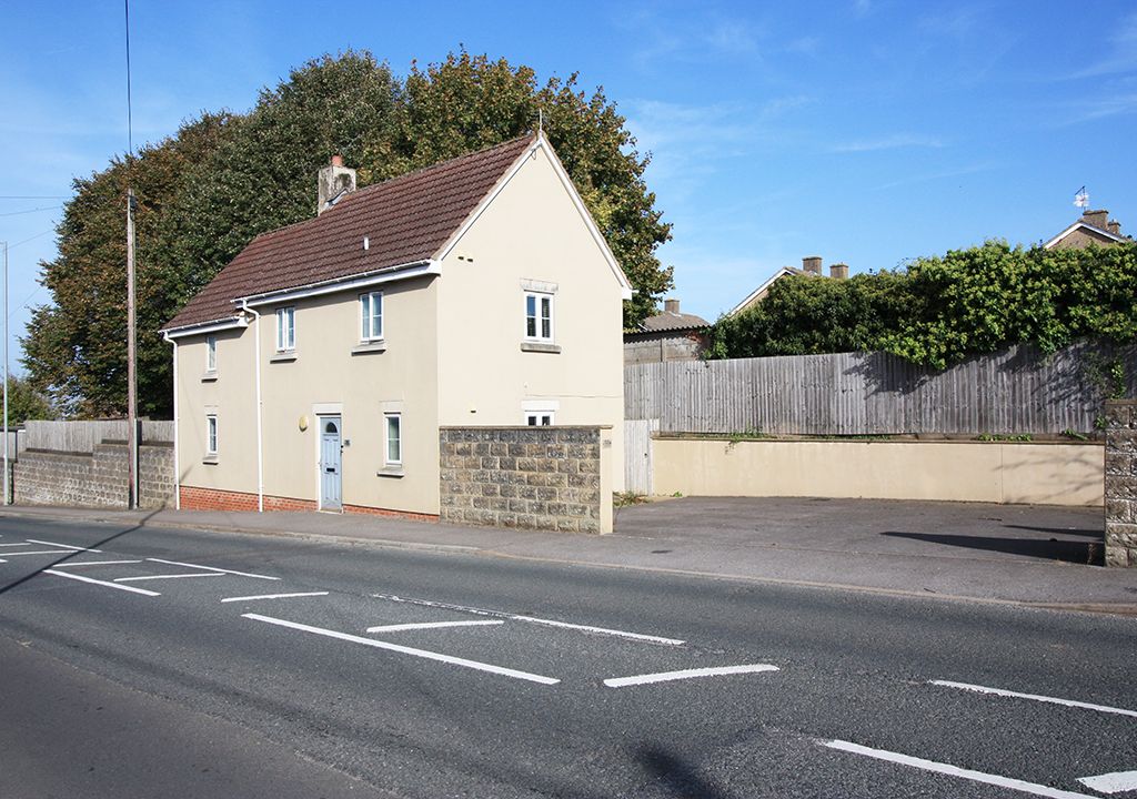 3 bed detached house for sale in Lechlade Road, Highworth SN6, £355,000