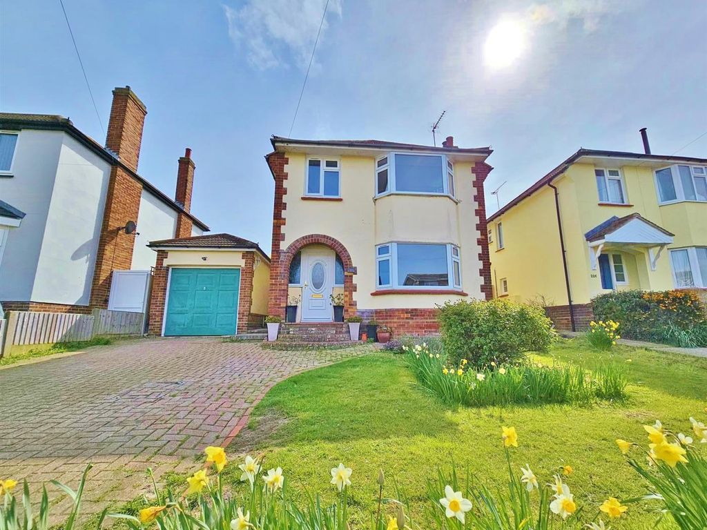 4 bed detached house for sale in Walton Road, Walton On The Naze CO14, £375,000