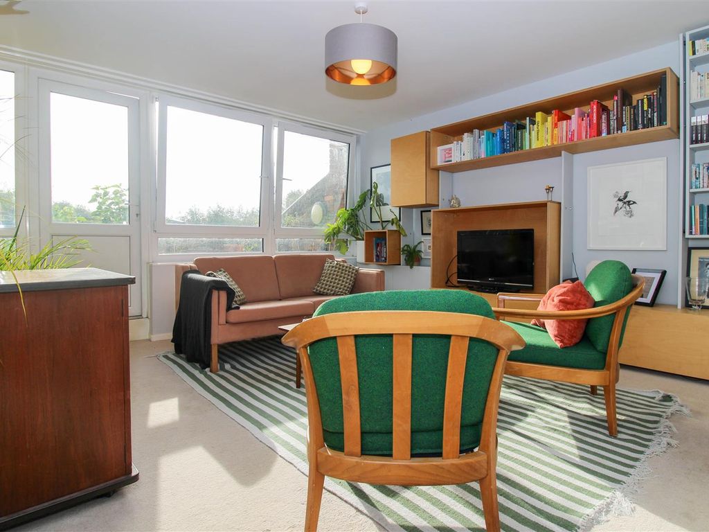2 bed flat for sale in Armadale Close, London N17, £425,000