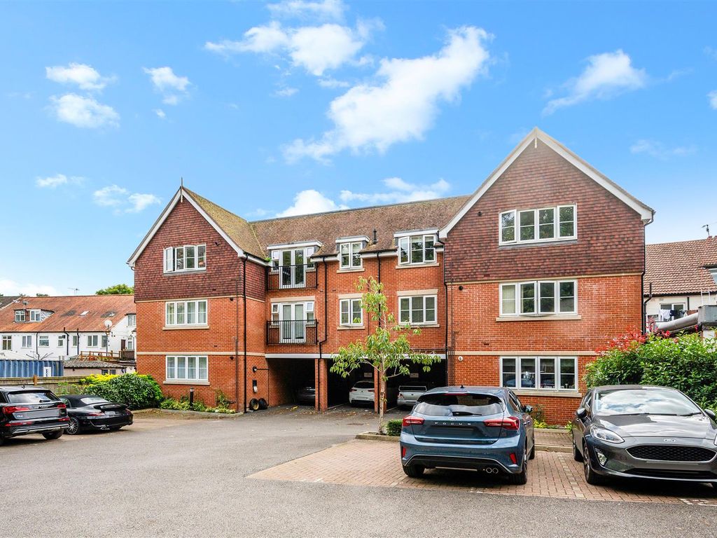 2 bed flat for sale in Waterhouse Lane, Kingswood, Tadworth KT20, £380,000