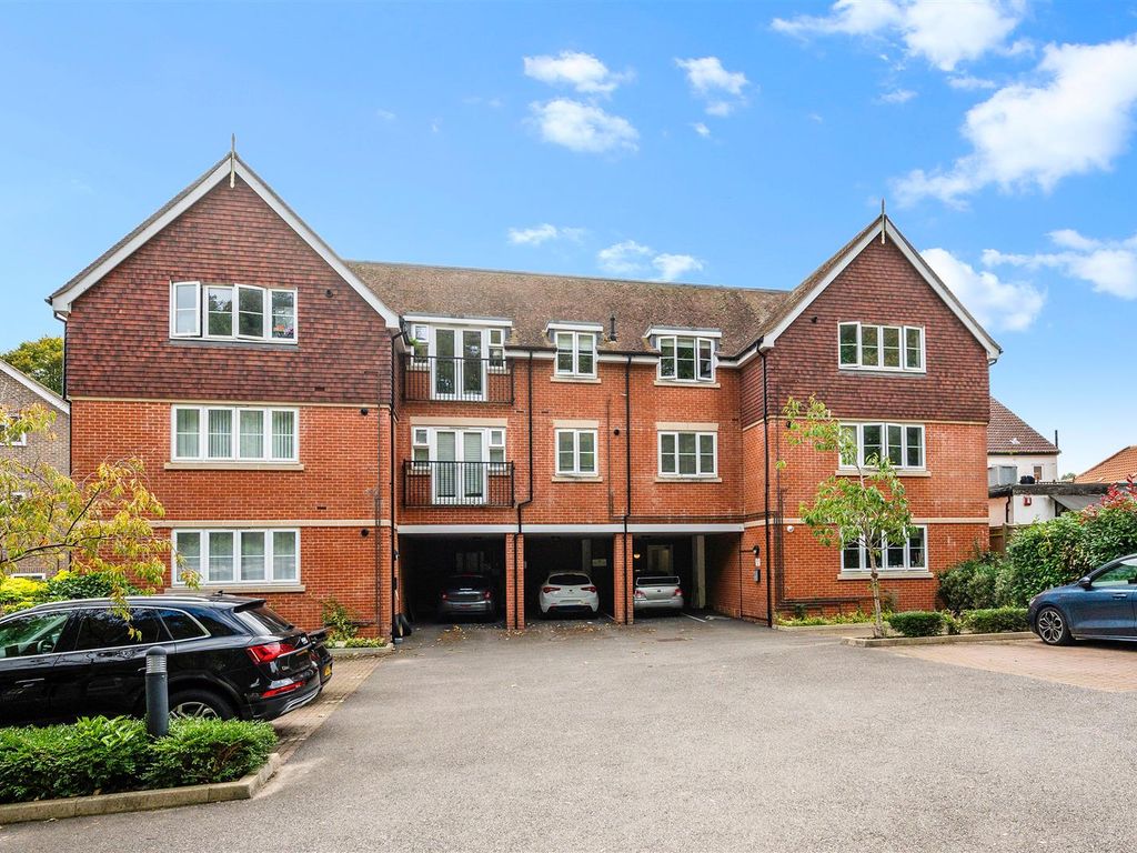 2 bed flat for sale in Waterhouse Lane, Kingswood, Tadworth KT20, £380,000