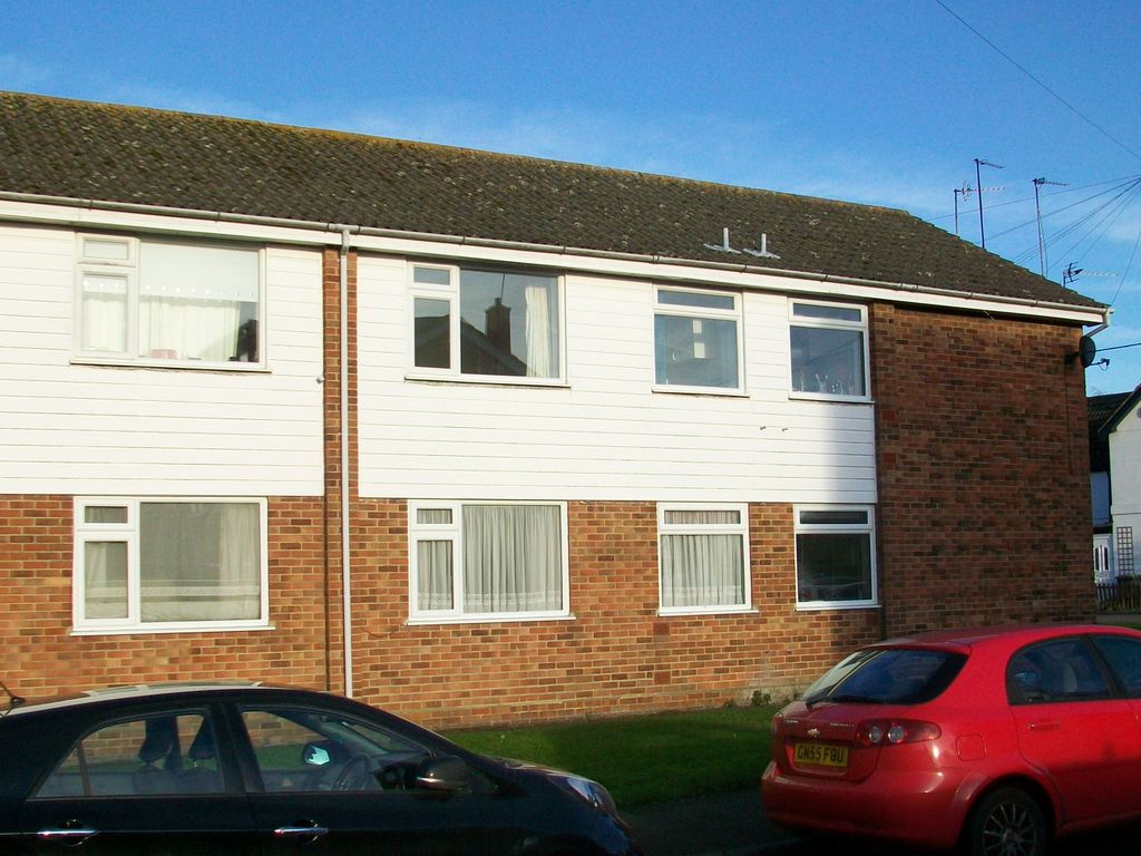 1 bed flat to rent in Maple Close, Rough Common CT2, £650 pcm