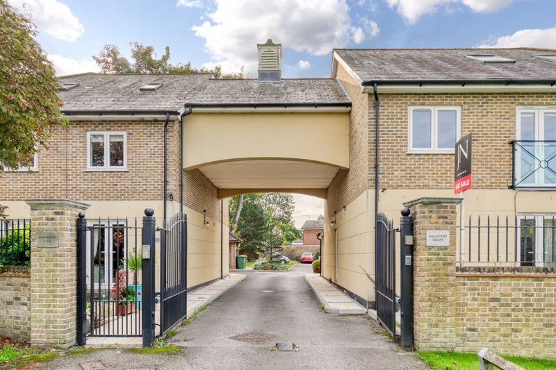 2 bed flat for sale in The Green, Shepperton TW17, £375,000