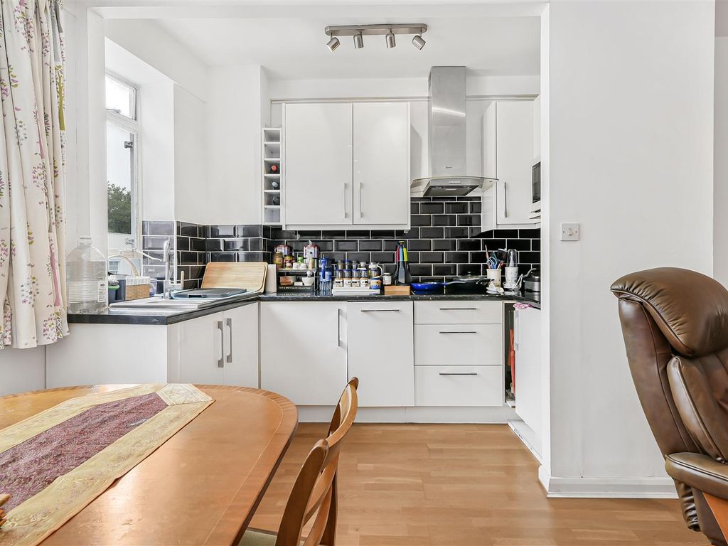 1 bed flat for sale in Prince Albert Road, London NW8, £565,000