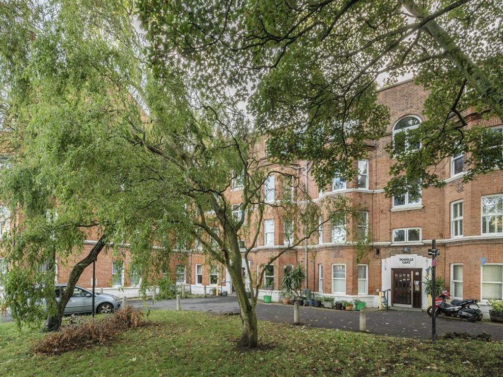 2 bed flat for sale in Elms Crescent, London SW4, £600,000