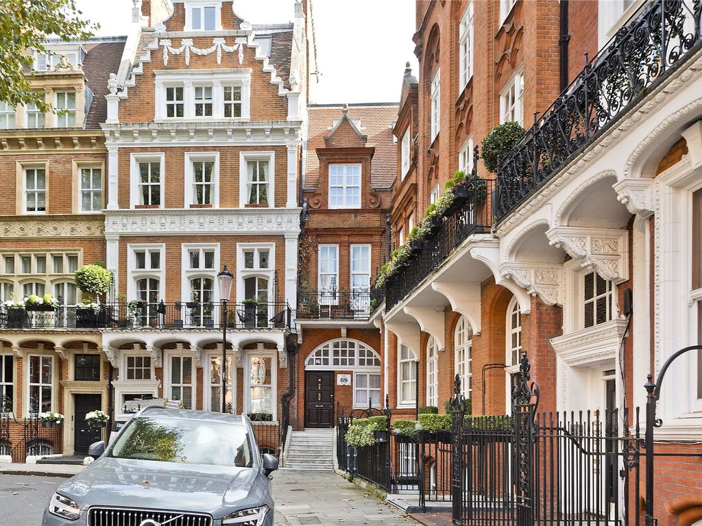 2 bed flat for sale in Kensington Court, London W8, £935,000