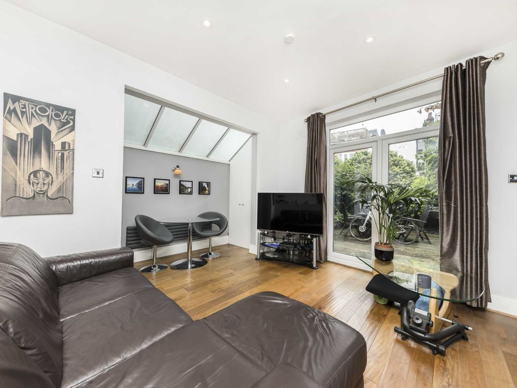 2 bed flat for sale in Ivy Crescent, London W4, £499,999