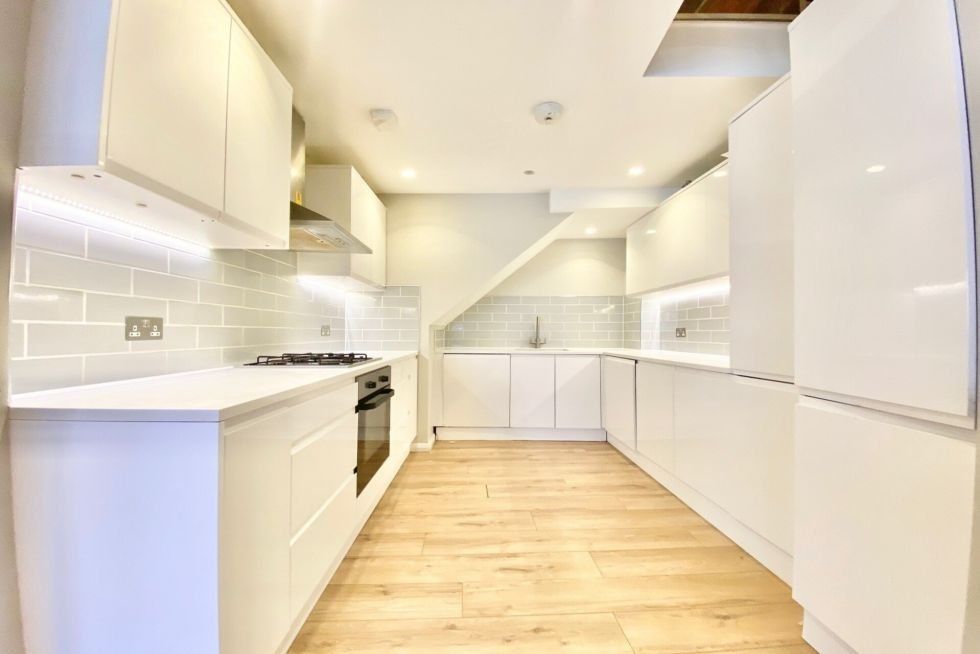 4 bed town house to rent in Brim Hill, London N2, £4,498 pcm