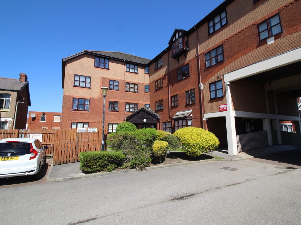 2 bed flat to rent in St. Annes Court, St. Annes Road, Blackpool, Lancashire FY4, £695 pcm