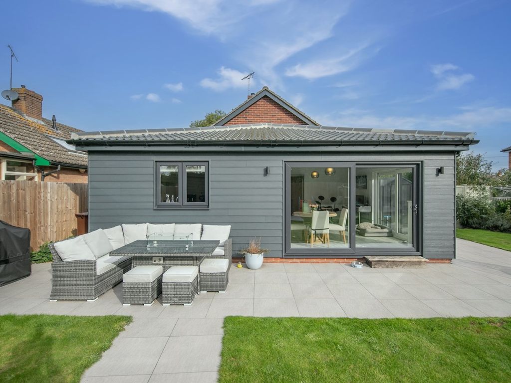 3 bed detached bungalow for sale in Wivenhoe Road, Alresford, Colchester CO7, £550,000