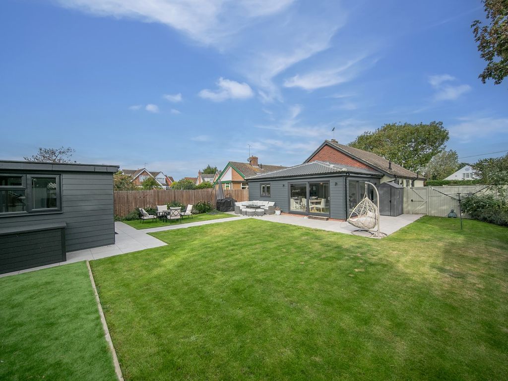 3 bed detached bungalow for sale in Wivenhoe Road, Alresford, Colchester CO7, £550,000