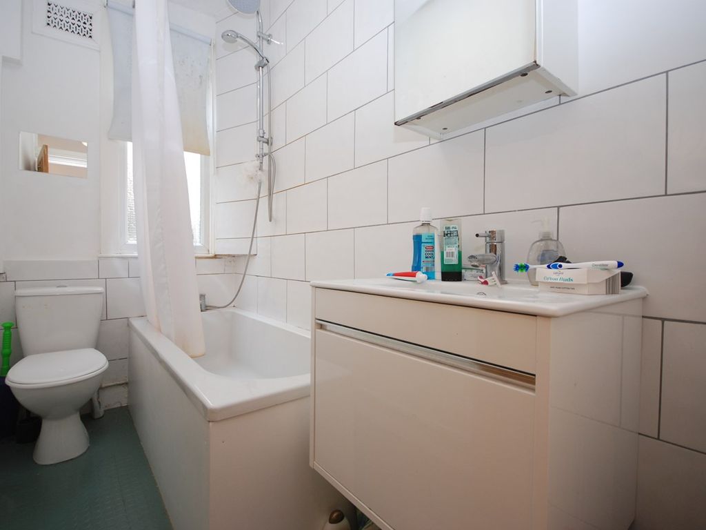 3 bed flat to rent in Oakmead Road, Balham SW12, £2,999 pcm