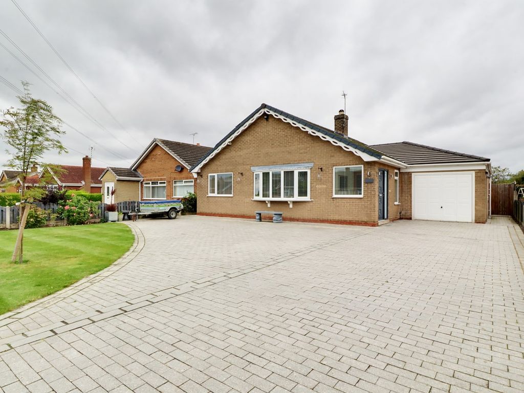 3 bed bungalow for sale in Westbourne Drive, Crowle DN17, £385,000