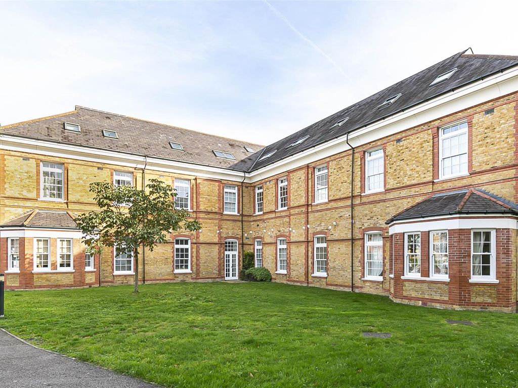 2 bed flat for sale in Blackwell Close, Winchmore Hill, London N21, £450,000