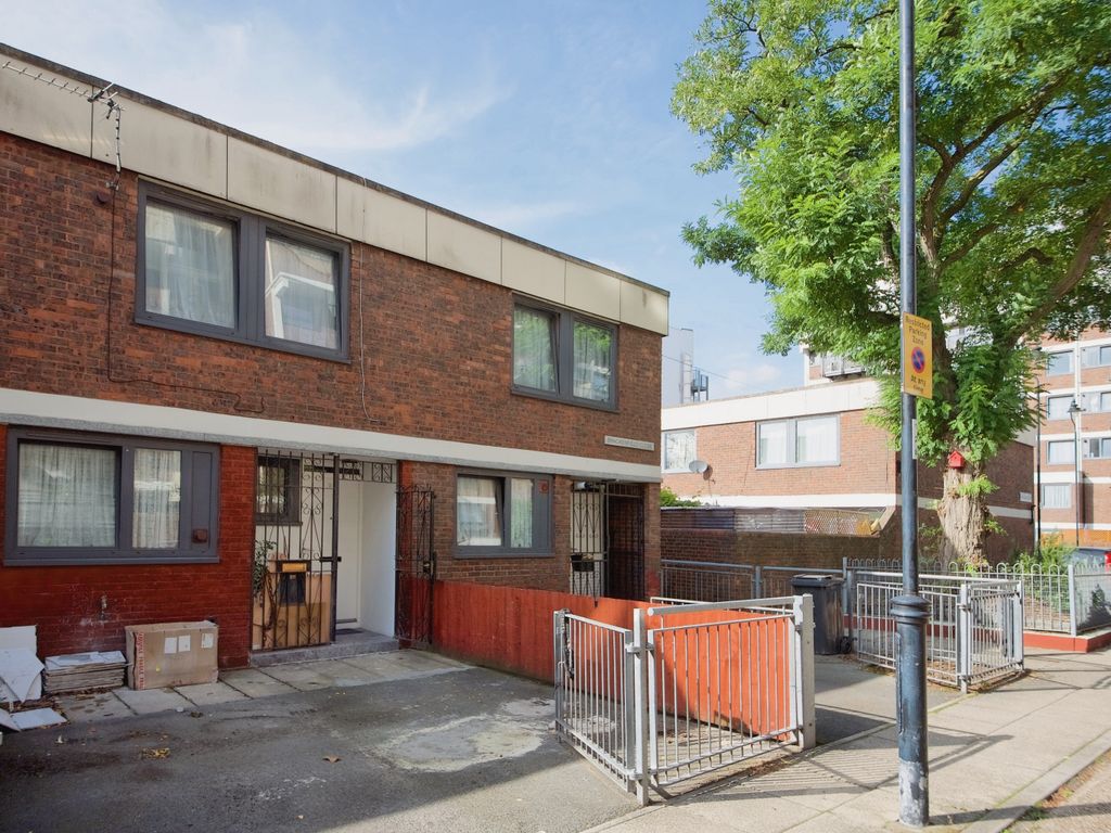 4 bed terraced house for sale in Brackenfield Close, London E5, £690,000