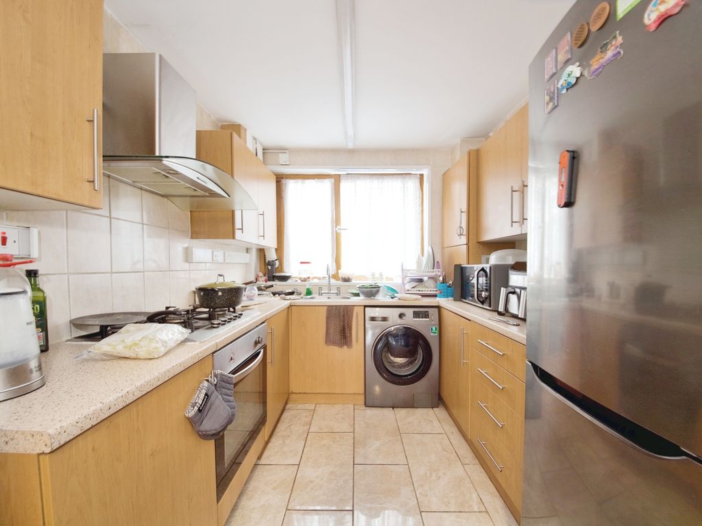 4 bed terraced house for sale in Brackenfield Close, London E5, £690,000