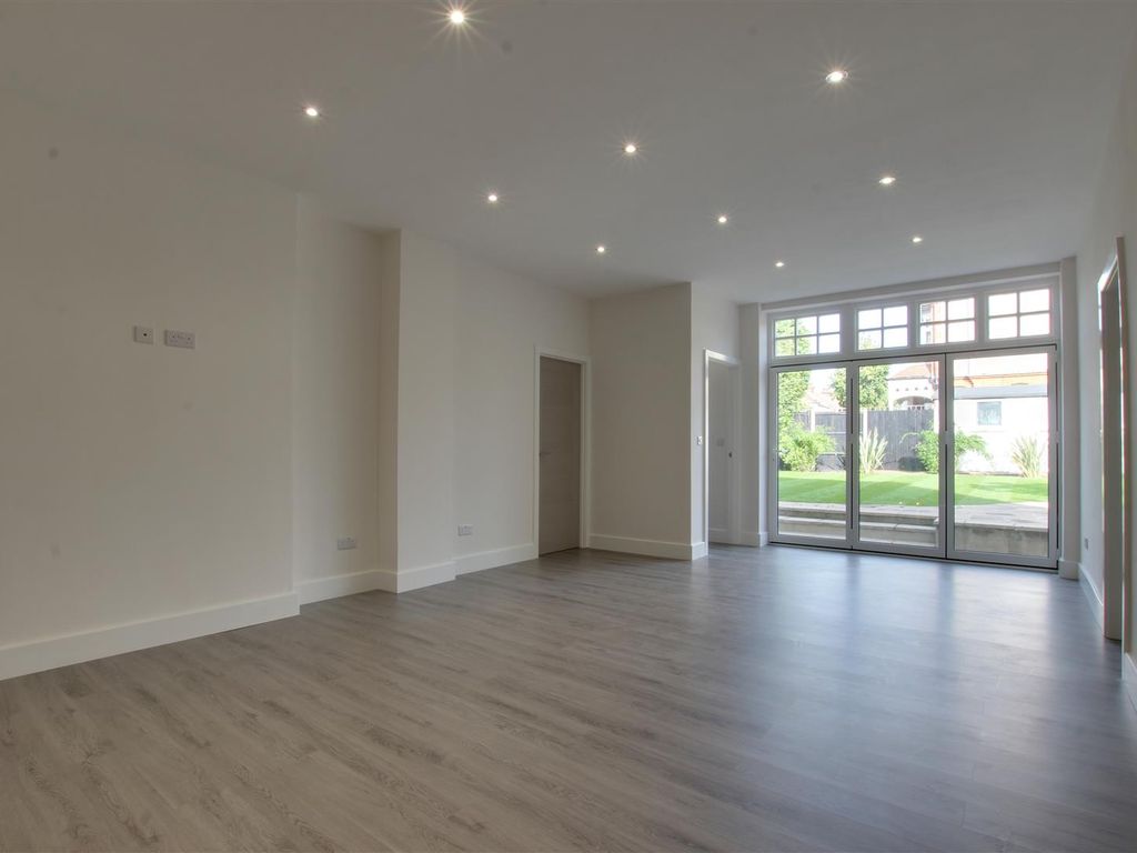 3 bed flat for sale in Fox Lane, London N13, £599,995