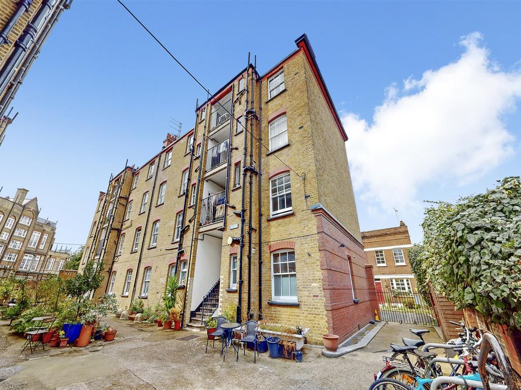 1 bed flat for sale in Shepton Houses, Welwyn Street, Bethnal Green E2, £360,000