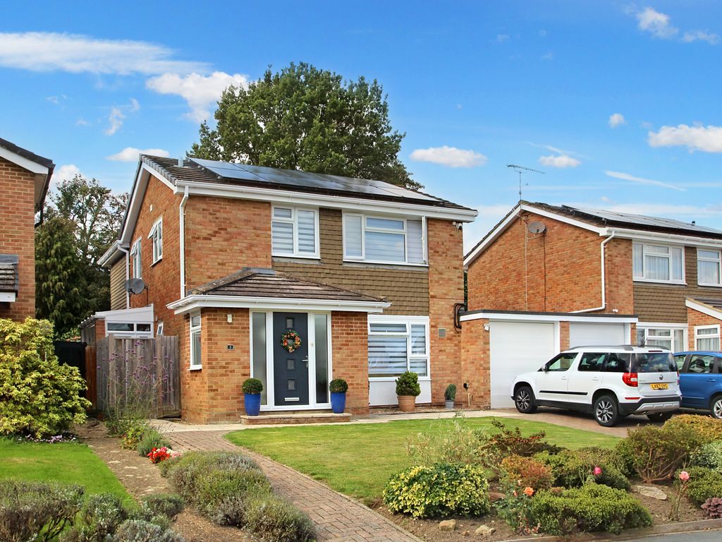 5 bed detached house for sale in Burleigh Way, Crawley Down RH10, £625,000