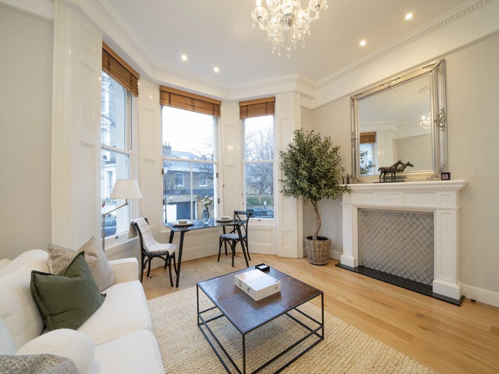 1 bed flat for sale in Campden Hill Gardens, London W8, £750,000