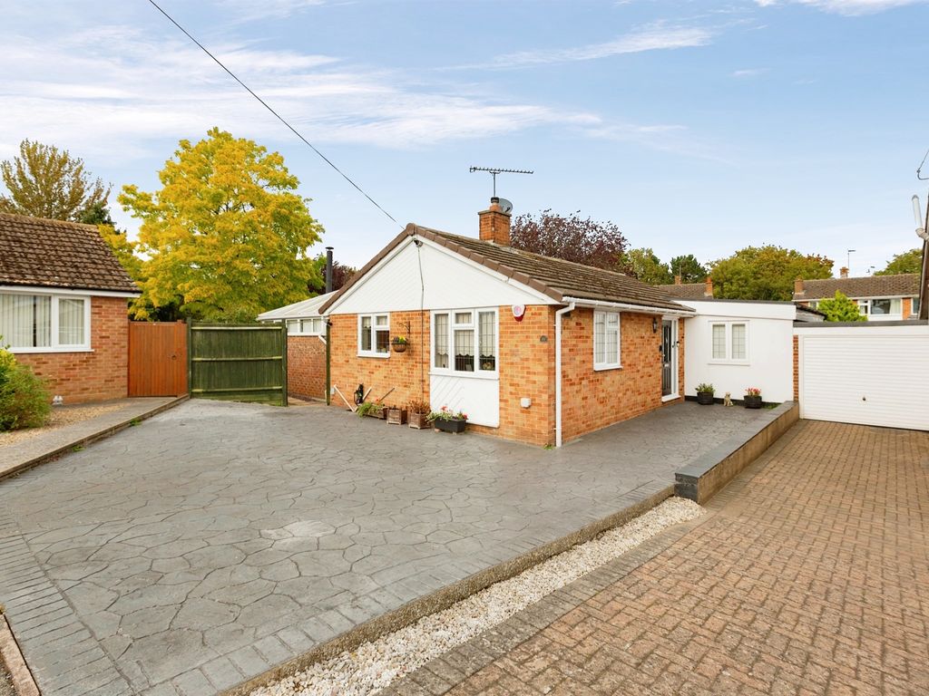 2 bed detached bungalow for sale in Worcester Close, Newport Pagnell MK16, £430,000