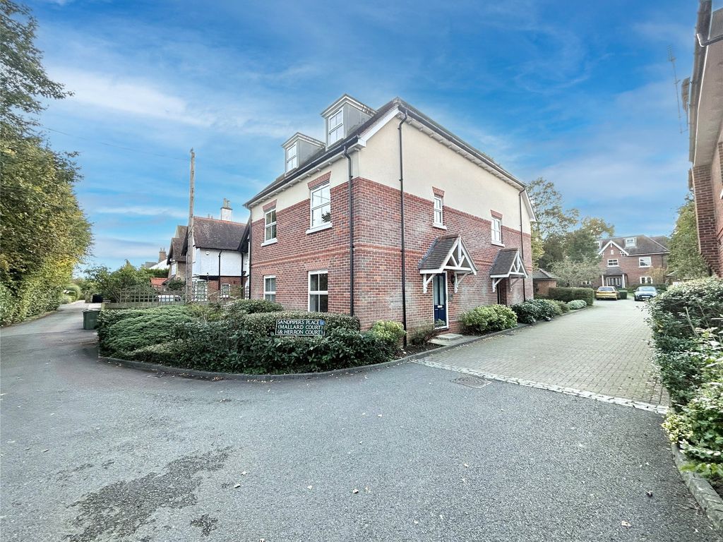 2 bed flat for sale in Sandpipers Place, Cookham, Maidenhead, Berkshire SL6, £385,000