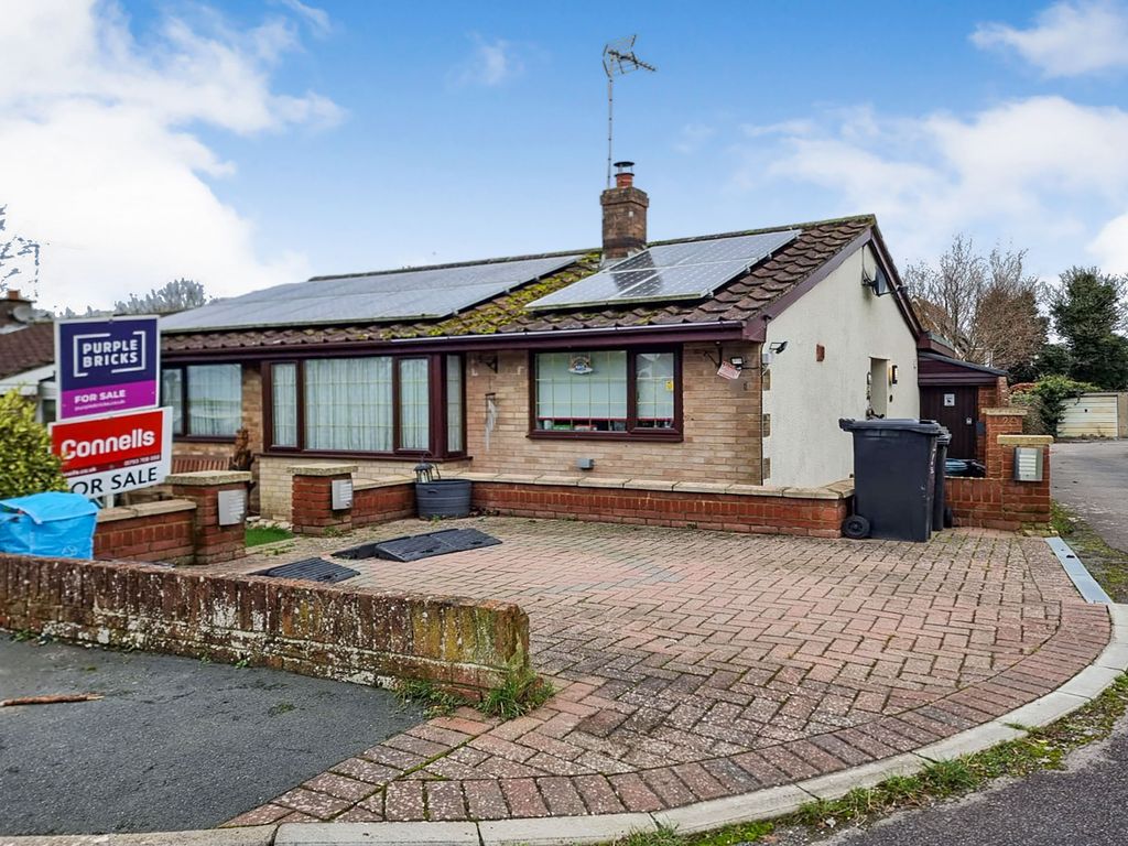 3 bed detached bungalow for sale in Churchill Avenue, Blunsdon, Swindon SN26, £425,000