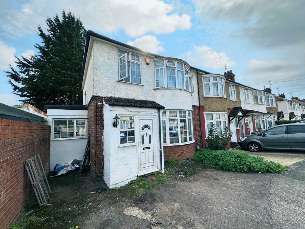 3 bed end terrace house for sale in Oakley Close, Luton LU4, £325,000