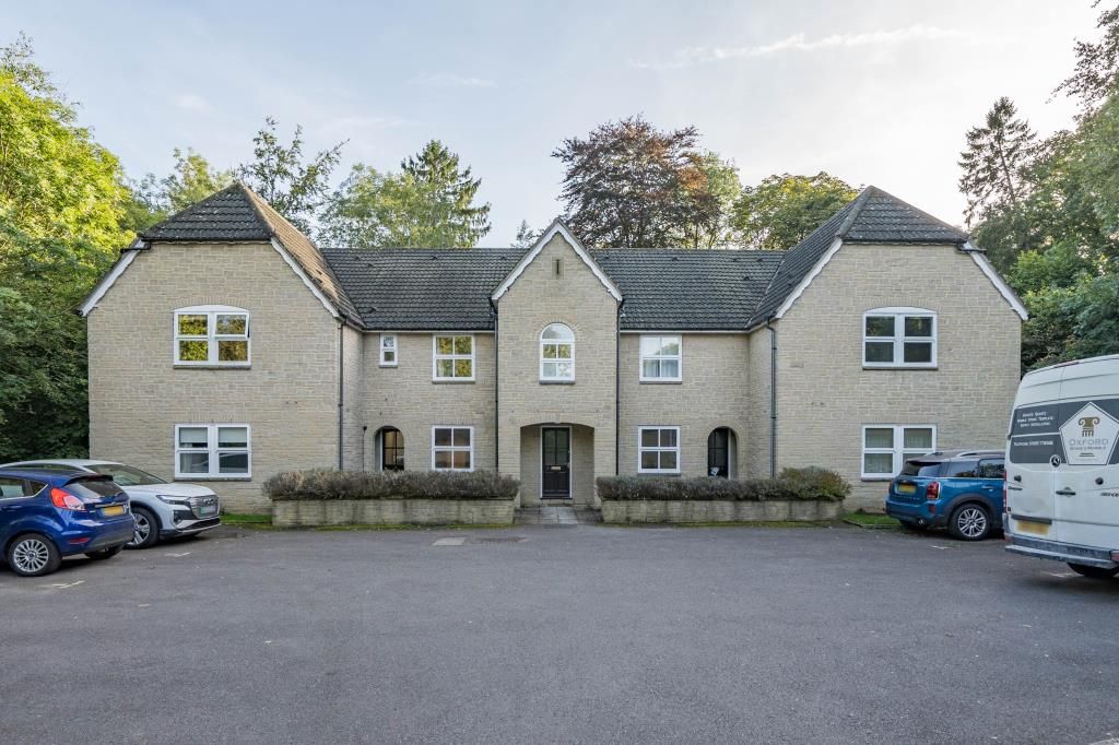 2 bed flat for sale in Headington, Oxford OX3, £375,000