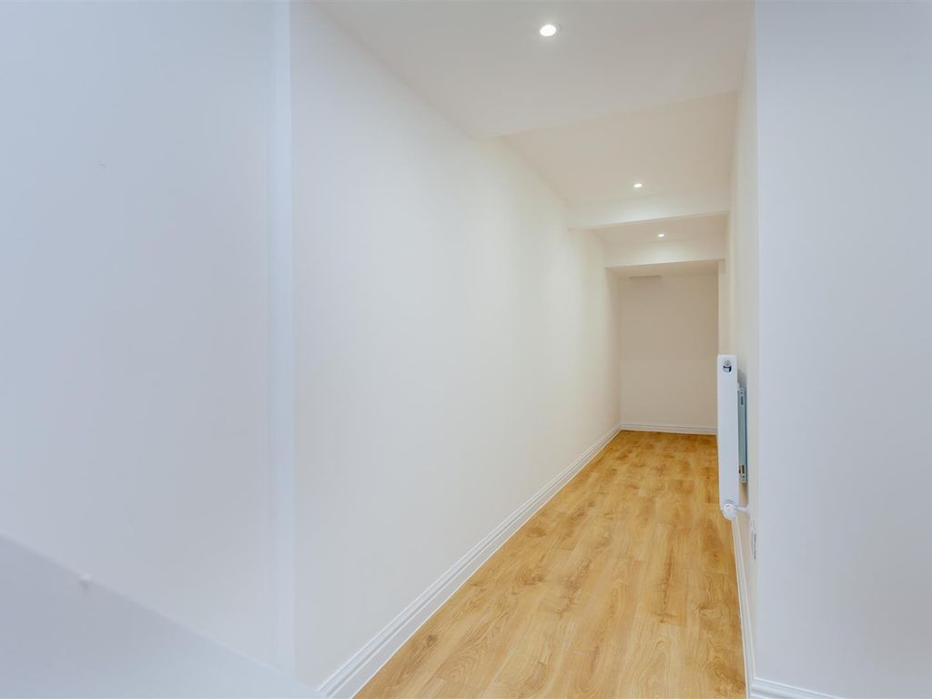 2 bed flat for sale in Farleigh Road, London N16, £950,000