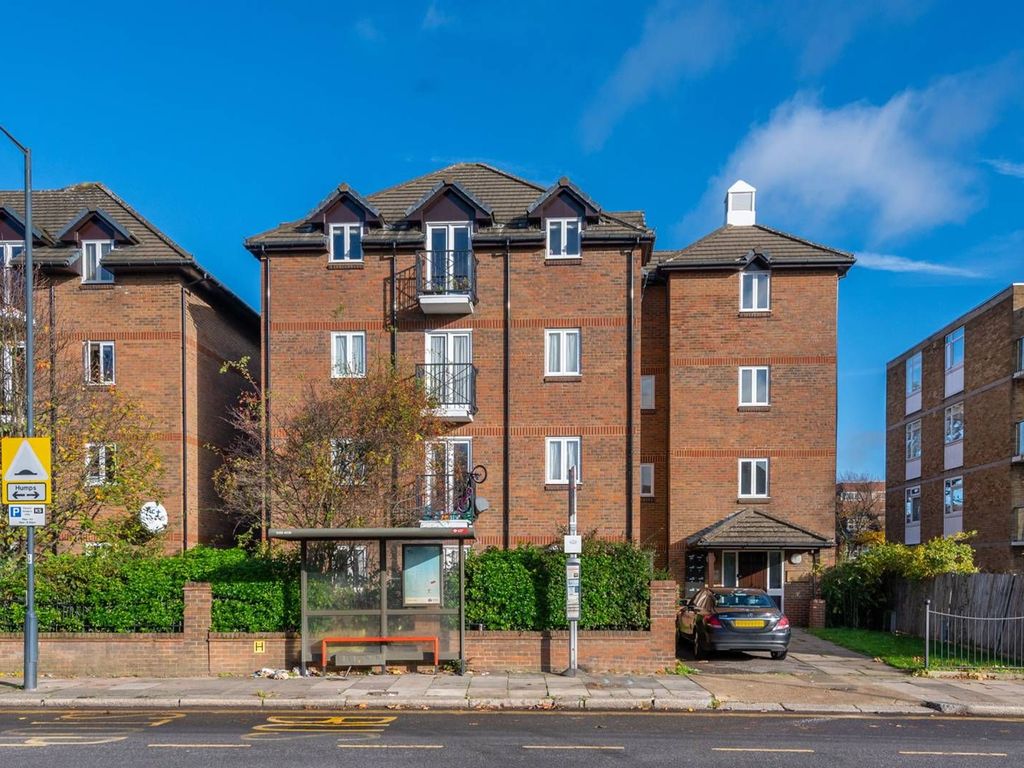 2 bed flat for sale in Brondesbury Park, London NW6, £550,000