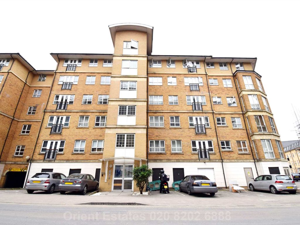 2 bed flat to rent in Rockery Way, Colindale NW9, £1,700 pcm
