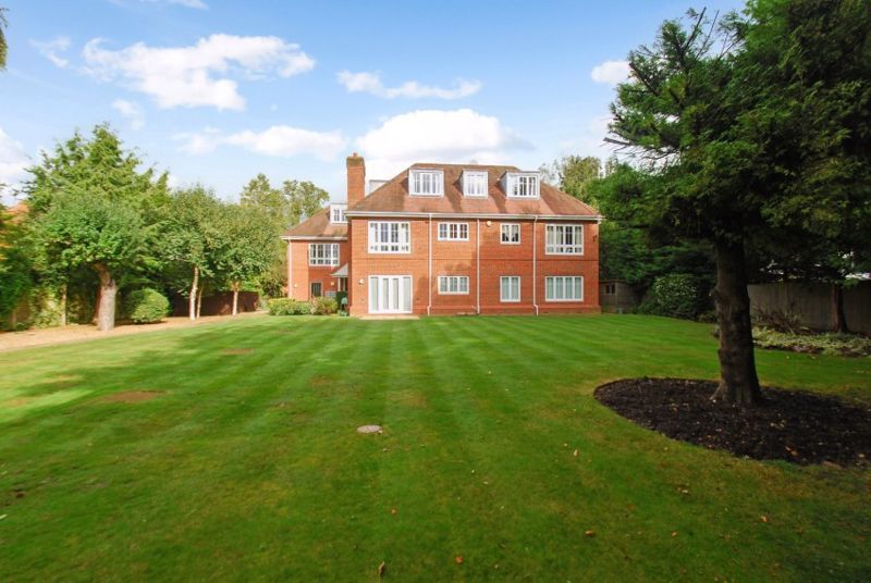 2 bed flat for sale in Ledborough Lane, Beaconsfield HP9, £650,000