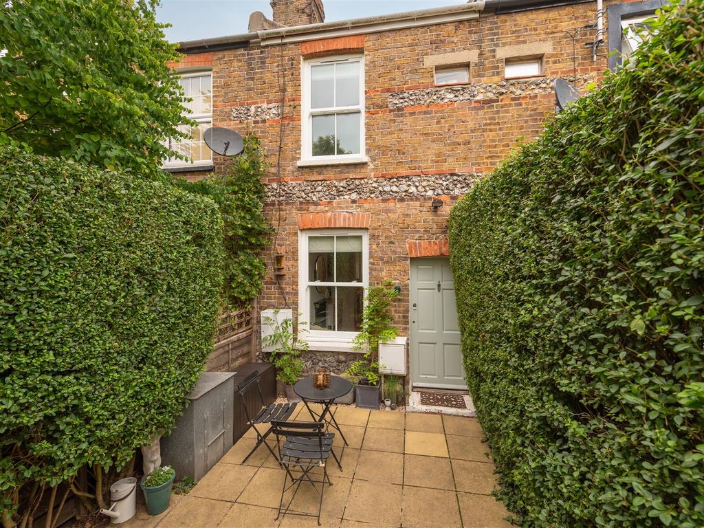 2 bed terraced house for sale in Clewer Fields, Windsor SL4, £400,000