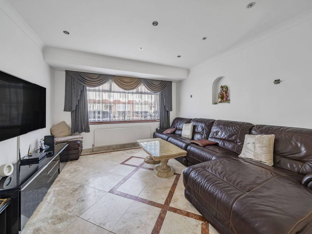 4 bed property for sale in Mitchell Road, Palmers Green, London N13, £650,000